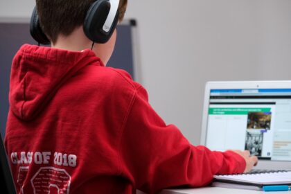Hybrid Vocational Learning Paths for Adults