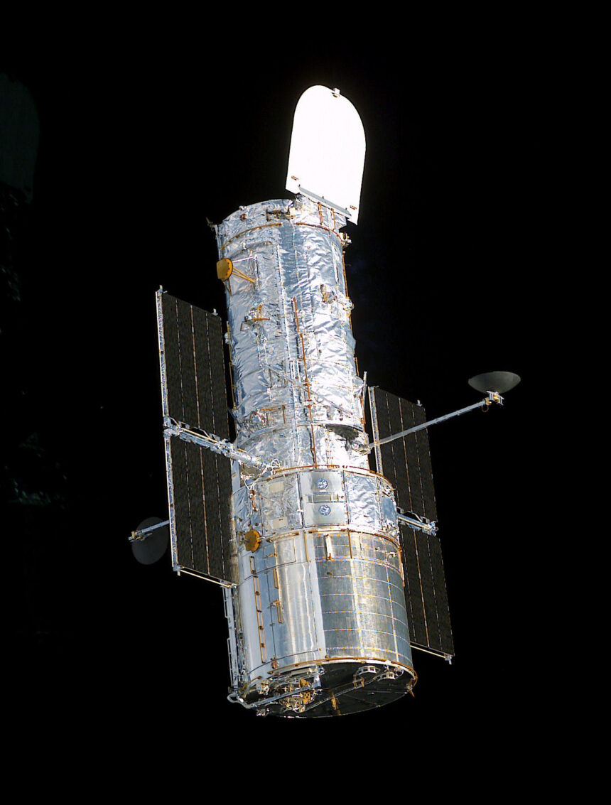 Nasa launches mission to save falling space telescope